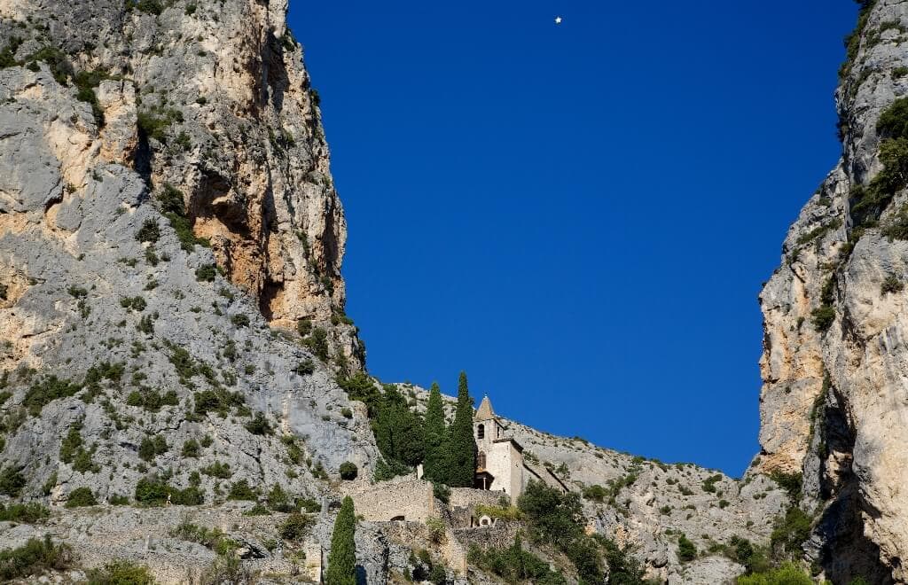 Gold Star between the cliff